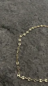 Cadena dorada con eslabones tipo "grano de café".