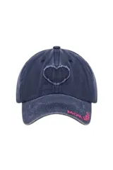 Gorra estilo baseball de color azul con efecto lavado. Presenta un corazón bordado en el panel frontal y la inscripción 'MON AMOUR' en color rosa sobre el ala.