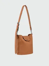 Cartera de hombro Longchamp modelo Le Pliage Xtra M, color suela, de diseño estructurado con solapa superior y correa ajustable.