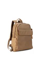 Mochila negra de tela impermeable con detalles en cuero sintético color marrón. Tiene un bolsillo grande frontal con broche, asas ajustables y faja para carry on.