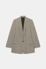 Blazer marrón de cuello solapa con muescas, manga larga y bolsillos de vivo con solapa. Cierre frontal con un botón.
