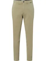 Pantalón chino Calvin Klein de corte slim, color verde militar, con diseño clásico de cuatro bolsillos, trabillas para cinturón y cierre frontal con botón y cremallera.