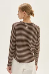 Remera de manga larga a rayas horizontales marrones y blancas, con cuello redondo y corte holgado.