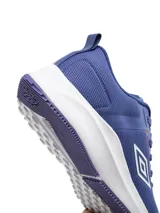 Championes deportivos de running Umbro modelo Volten para mujer, de color negro con suela blanca y base rosada, detalles en celeste y cordones negros.