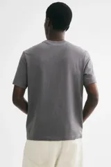 Remera de algodón liviano color gris, con cuello redondo y mangas cortas, de corte estándar y diseño liso.