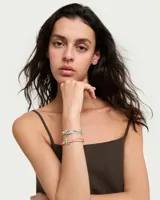 Pulsera de diseño artesanal con doble hilo de seda naranja, combinada con esferas plateadas y cristales facetados en tono naranja. Presenta un dije central en forma de estrella de mar en metal plateado y cierre de mosquetón con placa de marca.