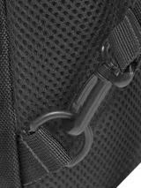 Bolso tipo sling bag de la marca Cat, color azul con estampado geométrico sutil. Cuenta con un compartimento principal con cierre, bolsillo frontal con cremallera, bolsillos laterales de red y correa ajustable para llevar al hombro.