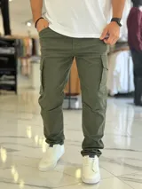 Pantalón cargo de gabardina en color verde militar, con bolsillos laterales con solapa y corte recto.
