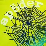 Buzo hoodie verde flúor con capucha y bolsillo tipo canguro. Estampado frontal de telaraña degradada en azul y texto "Sp5der" en blanco.
