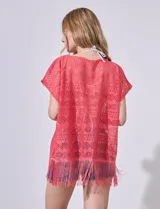 Kaftan blanco calado con cuello a la base, escote en V y lazo de ajuste. Terminación de ruedo con flecos.