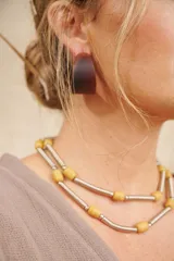 Collar corto de dos hilos, con cuentas cilíndricas de madera color beige y tubos plateados.