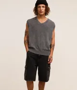 Bermuda baggy cargo para hombre confeccionada en jean negro, con cintura con trabillas, bolsillos laterales utilitarios y cierre frontal con botón y cremallera.