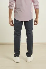 Pantalón chino de hombre color verde oliva, corte slim, con cierre de botón y cremallera.