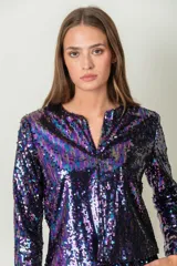 Chaqueta de poliéster tornasolada en tonos lila, con cuello mao y cierre frontal con botones.