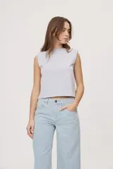 Pantalón wide leg de tiro medio con estampado de rayas verticales, diseño de cinco bolsillos, presillas para cinto y cierre frontal con botón y cremallera.