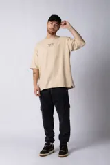 Remera de corte oversize color negro, con cuello redondo y mangas cortas. Presenta una estampa pequeña en el centro del pecho con la frase 'Fresh from the vine' en tipografía blanca.