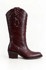 Bota texana de cuero vacuno color bordó con costuras decorativas contrastantes en la caña y taco cuadrado de madera.