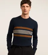 Suéter de punto de corte regular, color azul marino con diseño de rayas horizontales en tonos marrón y beige en el pecho. Presenta cuello redondo y mangas largas con puños acanalados.
