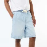 Bermuda de jean de corte holgado y diseño clásico, con cintura elástica y cordón ajustable.