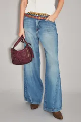 Jean de corte wide leg en color azul claro con costuras laterales diagonales y ruedo desflecado.