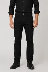 Pantalon de corte slim fit, color negro, con cierre de botón y cremallera, bolsillos laterales y traseros.