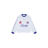 Remera manga larga oversize de Eme Studios en color blanco, con cuello redondo y puños en azul marino. Presenta detalles estampados y bordados en el frente, además de tiras laterales decorativas en las mangas.