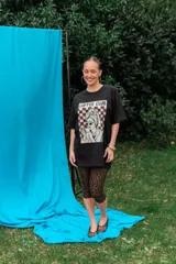 Remerón de algodón blanco con corte oversize y cuello redondo, que presenta un estampado frontal con diseño de una lata de sardinas sobre fondo de rayas.