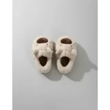 Pantuflas cerradas de peluche suave color beige, con diseño de capibara que incluye orejas y hocico marrón. Tienen suela antideslizante.