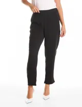 Pantalon de corte relajado color beige, con cintura plana en el frente y elástica en la parte posterior. Presenta pierna de corte recto, bolsillos laterales diagonales y bolsillos traseros simulados.