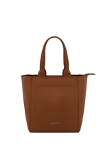 Cartera tipo tote bag de Las Oreiro, color marrón, con textura granulada y asas superiores. Incluye un bolsillo frontal abierto y un cierre superior.