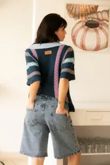 Bermudas de jean de tiro alto, color celeste claro, con bolsillos delanteros y traseros.