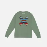 Buzo verde militar de corte clásico con cuello redondo y mangas largas. Presenta un parche con diseño abstracto en el lado superior derecho.