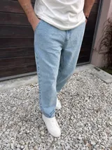 Jeans mom de corte relajado y tiro medio, en color azul claro con lavado clásico.