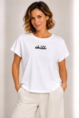 Remera blanca de manga corta con estampa frontal con la palabra "chill" en color negro.