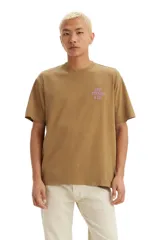 Remera color marrón claro de corte holgado con cuello redondo y estampado frontal con el logo de Levi's en color lila.