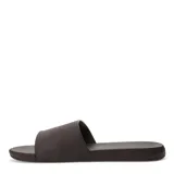 Sandalias tipo ojota de hombre, color marrón con textura, con banda superior ancha que incluye un aplique decorativo con logo.