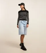 Blusa de punto de viscosa con cuello redondo, mangas largas y diseño de rayas horizontales contrastantes.