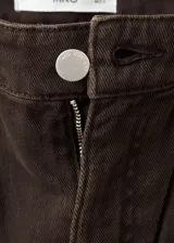 Jeans de corte recto y tiro medio color marrón, con detalles de tachas metálicas en las costuras laterales.