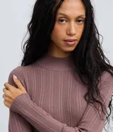 Blusa de punto de manga larga con cuello alto y diseño acanalado, confeccionada en una mezcla de viscosa y poliamida.