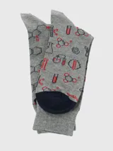 Medias de largo medio color gris melange con estampado de fórmulas químicas y elementos de laboratorio en tonos azul y rojo, con puntera en contraste.
