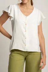 Blusa negra de manga corta con volados en los hombros, escote en V y cierre frontal con botones pequeños.