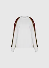 Sweater blanco de punto con corte recto, cuello redondo y mangas largas con detalle calado en los hombros.