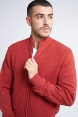 Campera tejida de punto en color verde militar, con cierre frontal completo, cuello elevado y ajuste regular. Presenta un diseño texturizado con logo bordado en el pecho y puños acanalados.