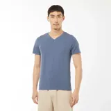 Camiseta de hombre azul con cuello en V y mangas cortas.