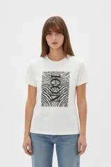 Remera de algodón color blanco, con cuello redondo, mangas cortas y estampa frontal rectangular con motivo de animal print estilo cebra y la palabra 'ICON'.