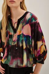 Camisa de viscosa con estampado abstracto multicolor, corte holgado, cuello redondo con cordones y mangas tres cuartos.