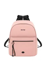 Mochila Las Oreiro color rosado, con tiras ajustables negras y cierre principal. Incluye un bolsillo frontal con cierre, un llavero decorativo de cuerda y un aplique de labios negros en la parte inferior.