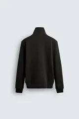 Chaqueta regular fit de tejido técnico interlock de algodón elástico, color azul marino. Presenta cuello subido, manga larga, bolsillos de vivo en la cadera, acabados en rib y cierre frontal con cremallera.