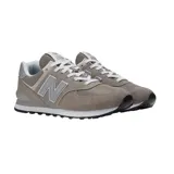 Championes New Balance modelo ML574EVG, color gris con detalles en blanco, confeccionados en gamuza y malla, con logo "N" característico en los laterales y entresuela ENCAP.