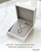 Collar de plata 925 con cadena fina y dije circular pavé con circonias, que presenta un diseño calado en forma de silueta de niño.